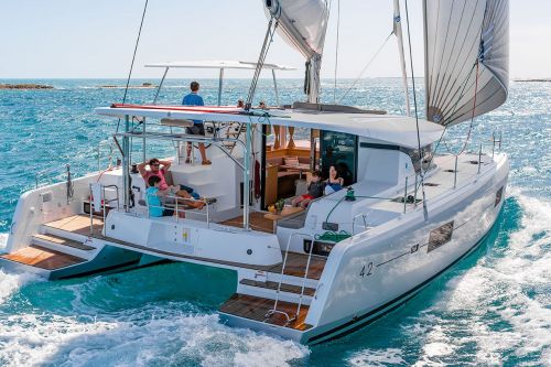 Lagoon catamarans are naturally generous. They provide spacious and convivial living areas, enabling free circulation between interior and exterior, while integrating luminous cabins.