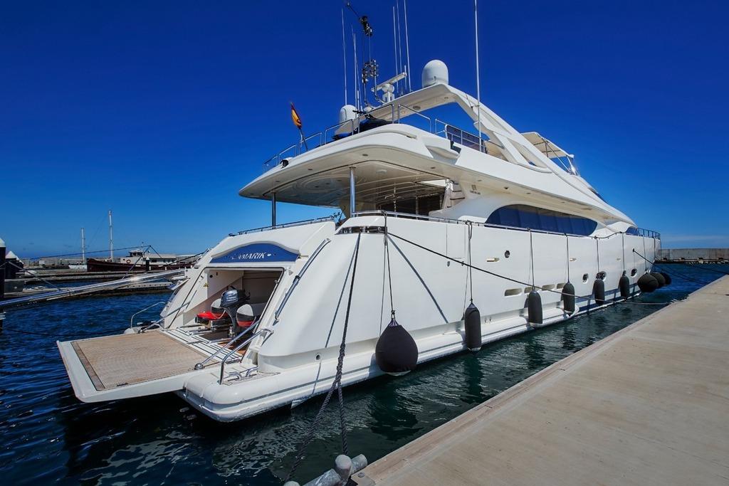 CAMARIK 2005 Custom Line 112 Yacht For Sale in Barcelona ES-B CAMARIK 2005 Custom Line 112 Yacht For Sale in Barcelona ES-B