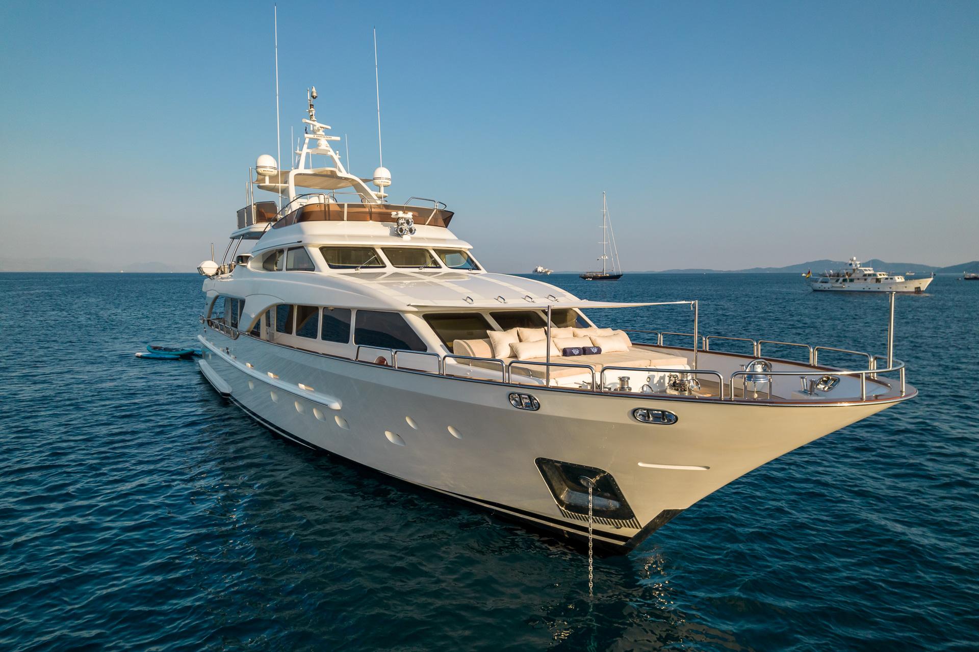 ENDLESS SUMMER 2006 Benetti Tradition 100 Yacht For Sale in Nice ENDLESS SUMMER 2006 Benetti Tradition 100 Yacht For Sale in Nice