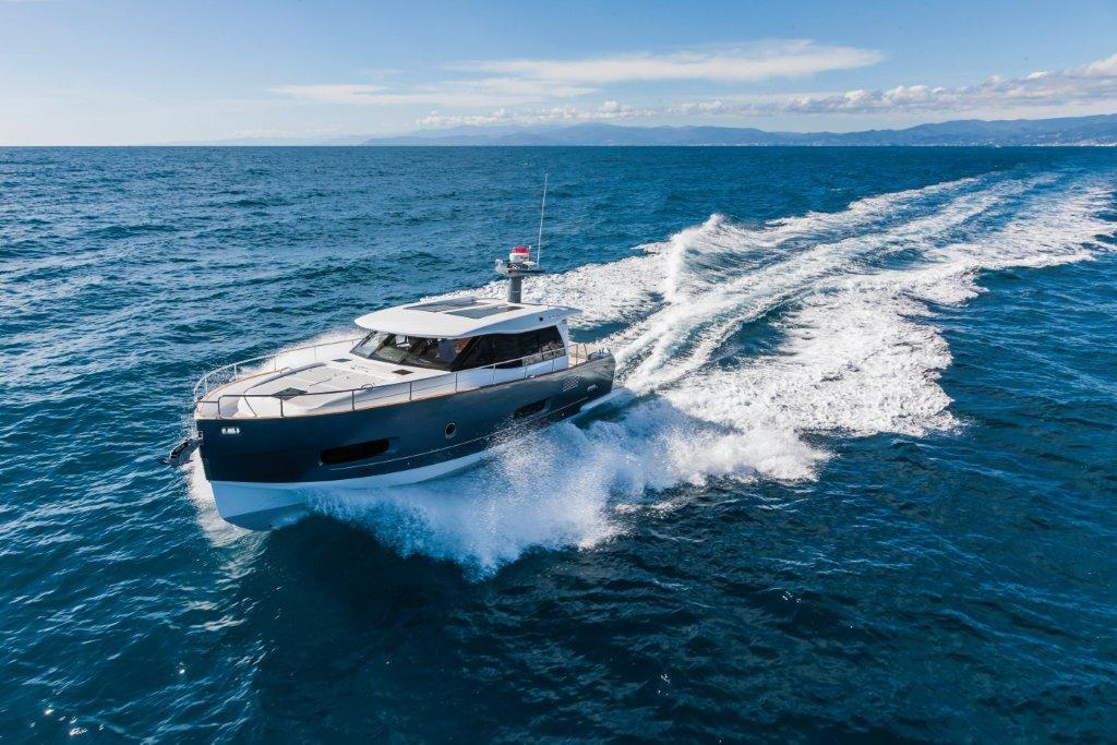 2001 Azimut Magellano 43 HT Yacht For Sale in 2001 Azimut Magellano 43 HT Yacht For Sale in