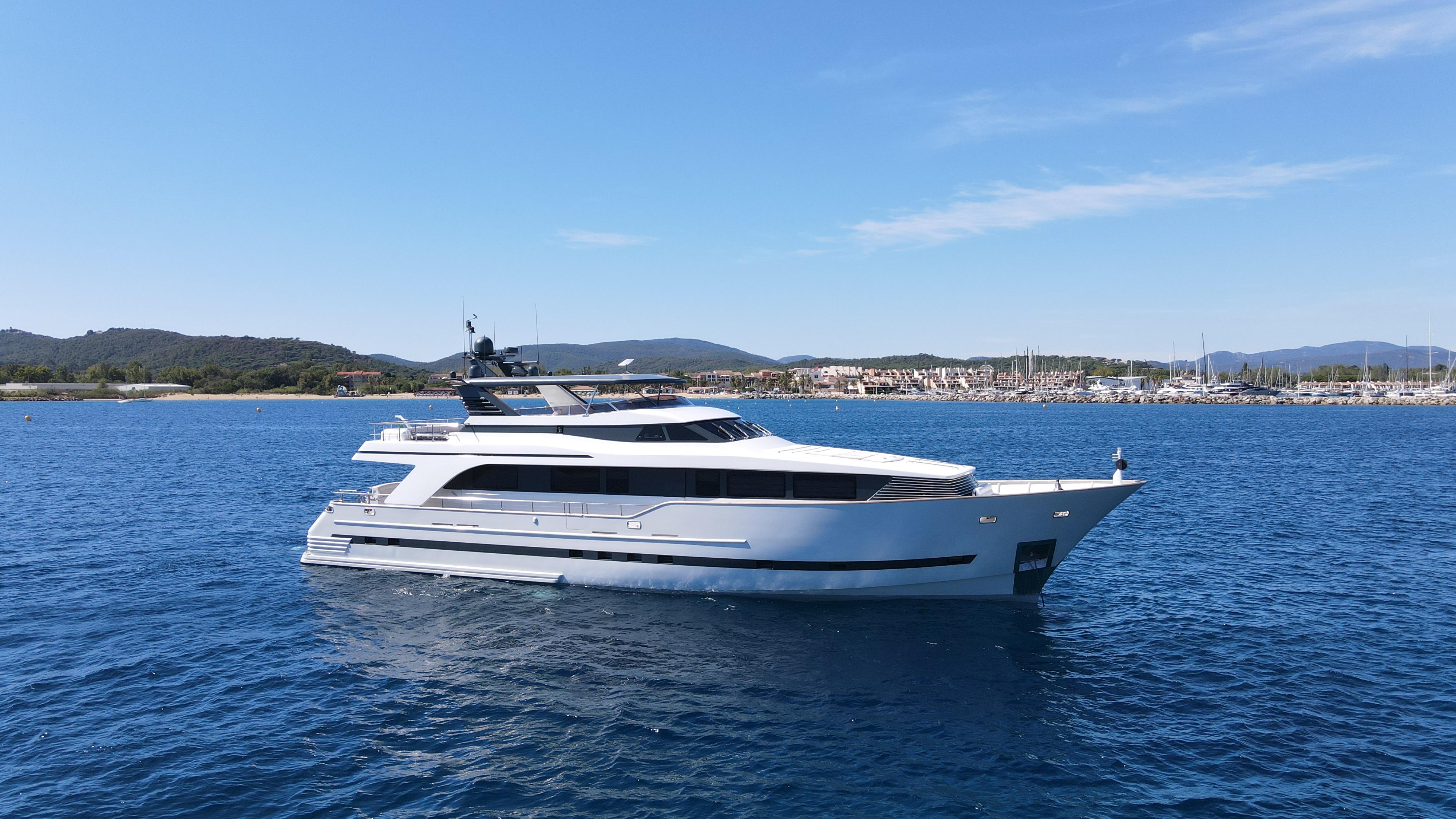 Lady Moh 2002 Bugari 95 Yacht For Sale in Saint Tropez 06 Lady Moh 2002 Bugari 95 Yacht For Sale in Saint Tropez 06