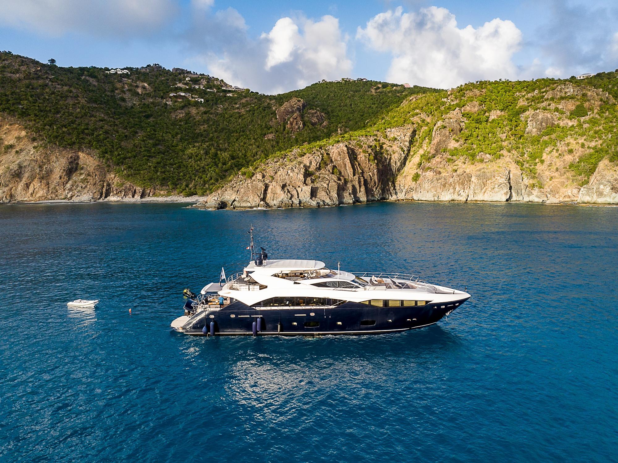 EVEREAST 2013 Sunseeker Predator 115 Yacht For Sale in Cannes 06 EVEREAST 2013 Sunseeker Predator 115 Yacht For Sale in Cannes 06
