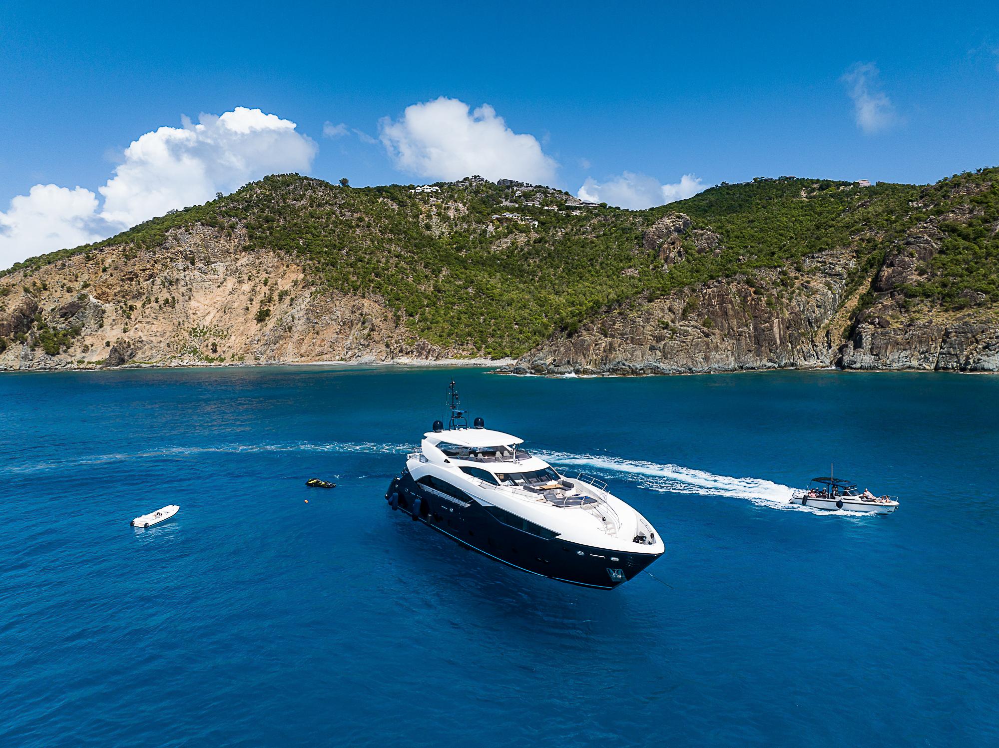 EVEREAST 2013 Sunseeker Predator 115 Yacht For Sale in Cannes 06 EVEREAST 2013 Sunseeker Predator 115 Yacht For Sale in Cannes 06